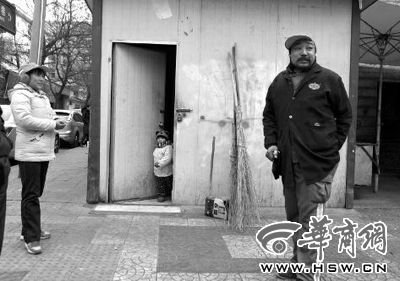 由于沒人照看,爸爸媽媽干活時(shí)帶著兩歲多的小韓靈 本報(bào)記者 董國(guó)梁 攝