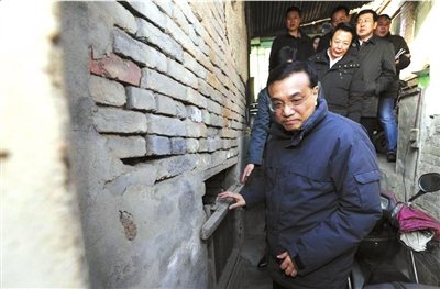 昨天，李克強看望包頭北梁棚戶區(qū)居民。新華社發(fā)